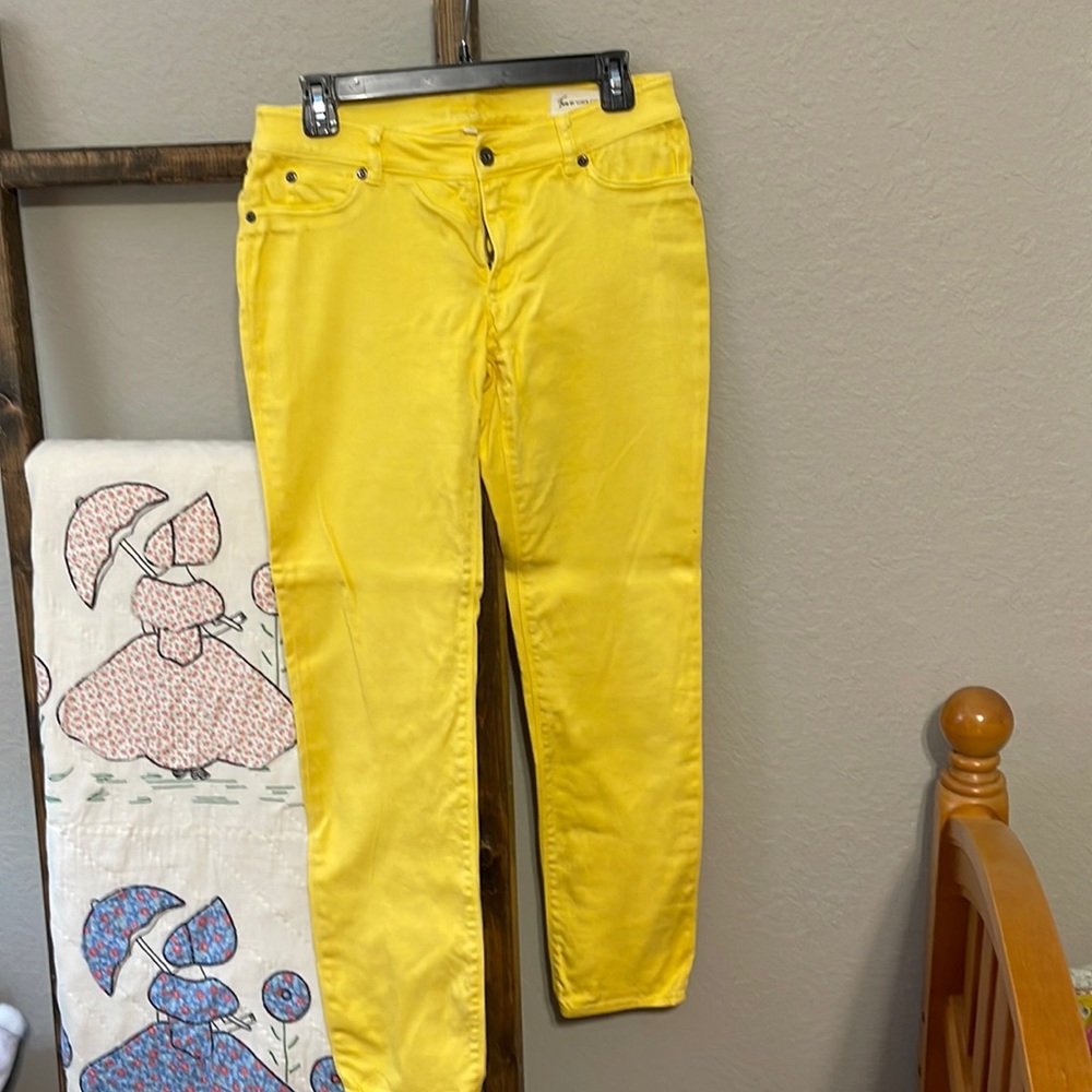 Two by VINCE CAMUTO JEANS in sunshine yellow size 28
